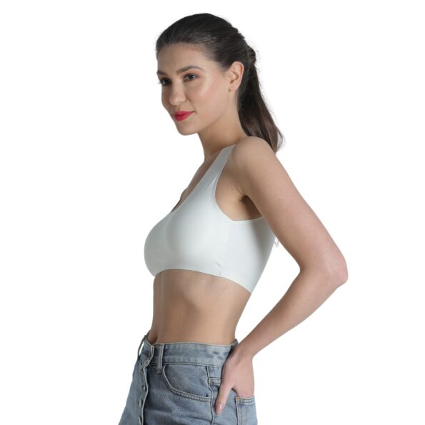 Deevaz Seamless Non-Wired Sports Bra With Removable Cups In White Colour
